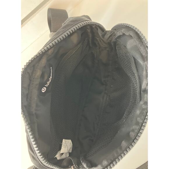 LULULEMON BLACK WAIST BELT BAG WITH GREEN SHOPPING TOTE - Picture 11 of 16